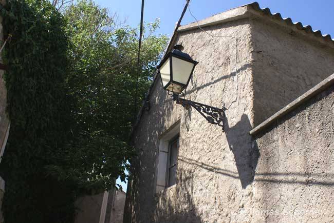 Auenbeleuchtung an einer Hauswand in Nin/Dalmatien