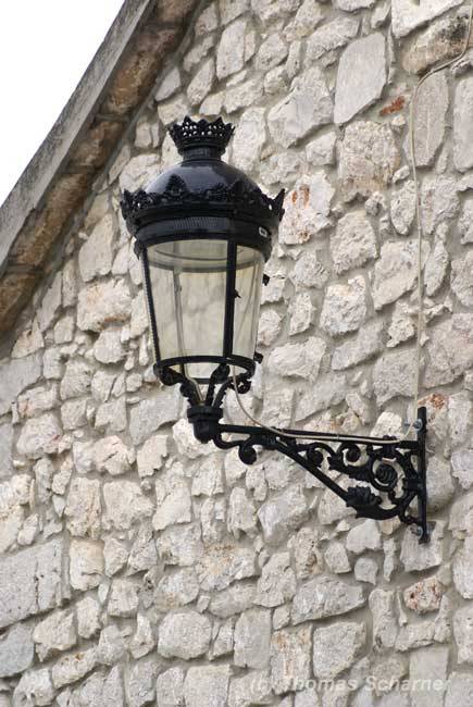 Knigliche Auenlampe an einem Haus in Murter
