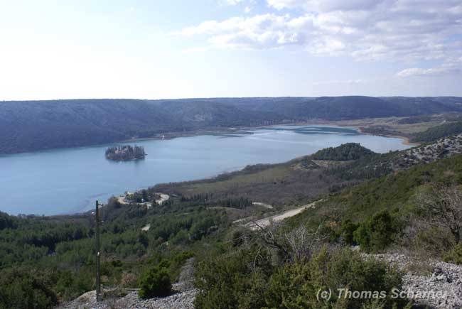 Insel Visovac von oben gesehen mit Anlegestelle fr Boote